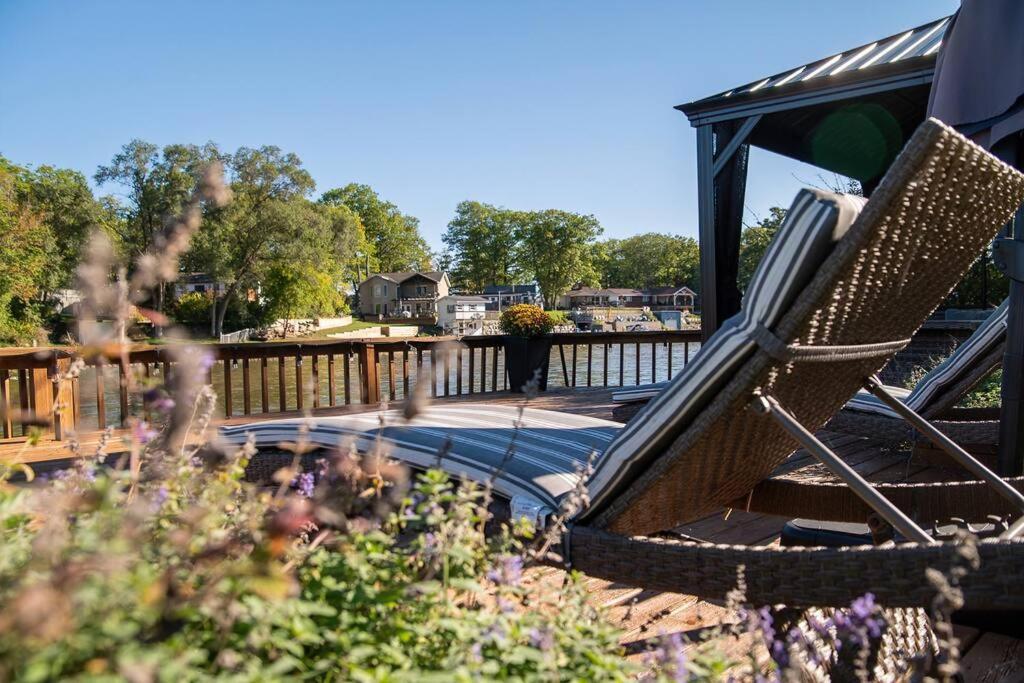 Charming Riverside Cottage, Walk To Beach Wasaga Beach Exterior photo