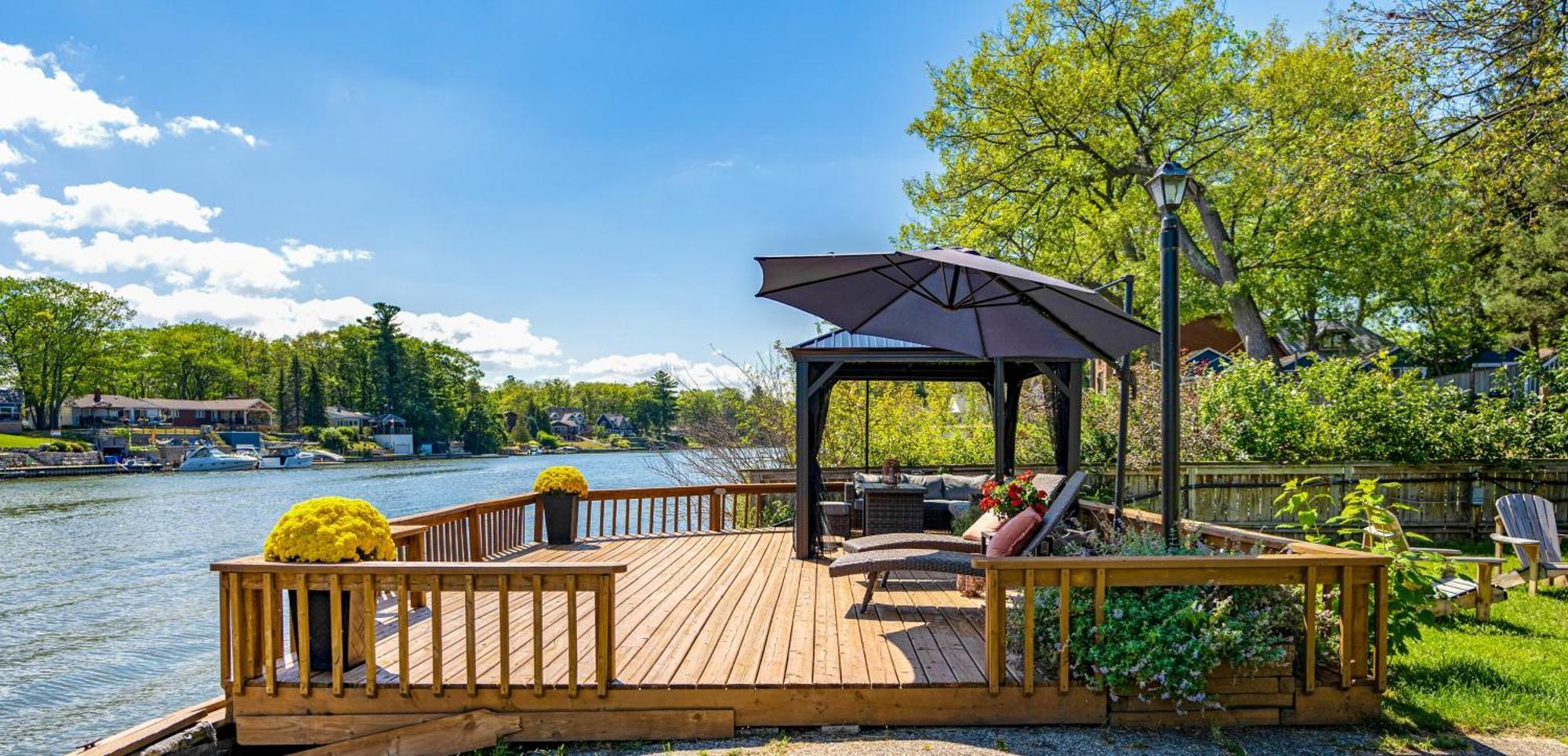 Charming Riverside Cottage, Walk To Beach Wasaga Beach Exterior photo