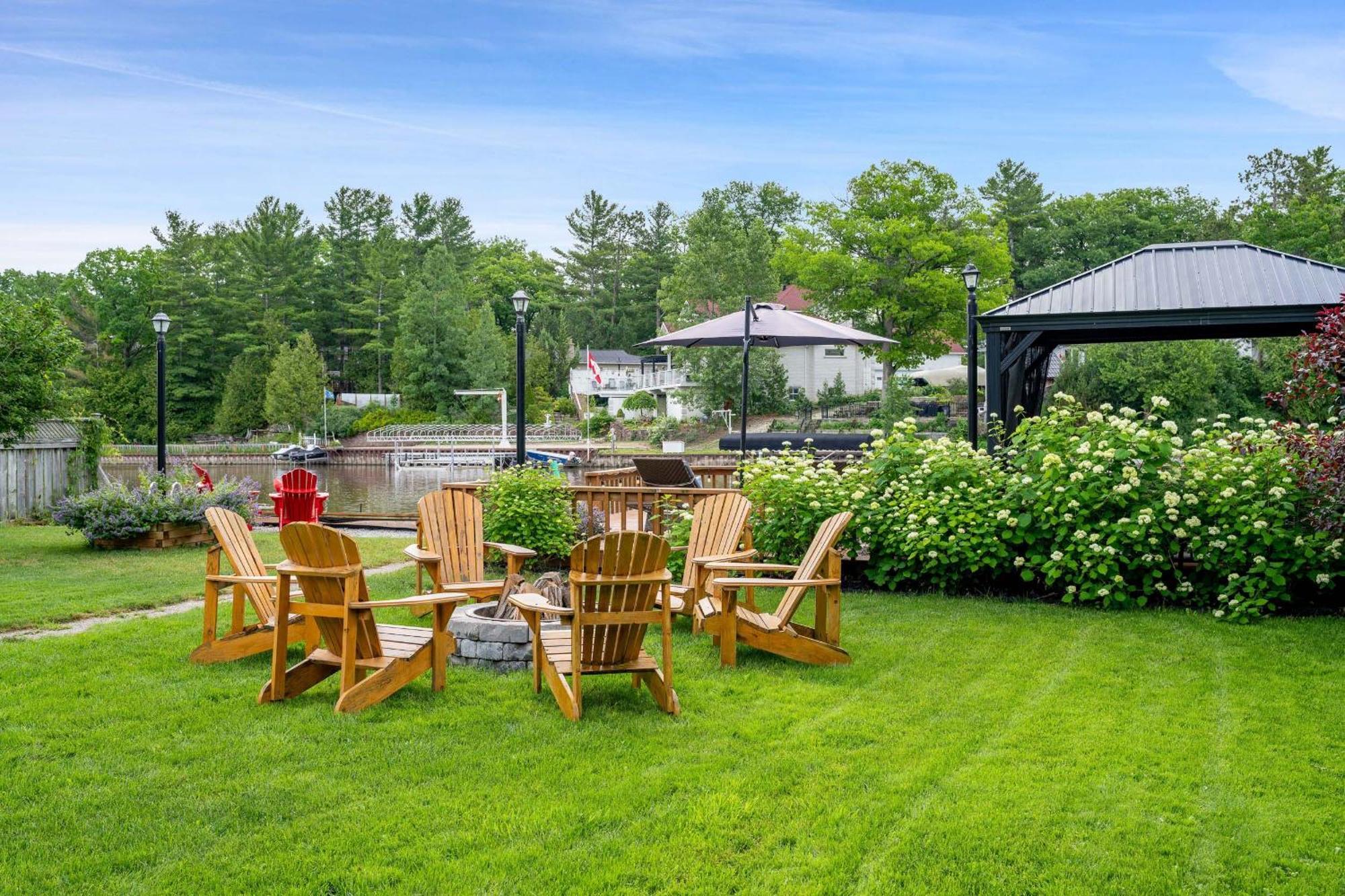 Charming Riverside Cottage, Walk To Beach Wasaga Beach Exterior photo