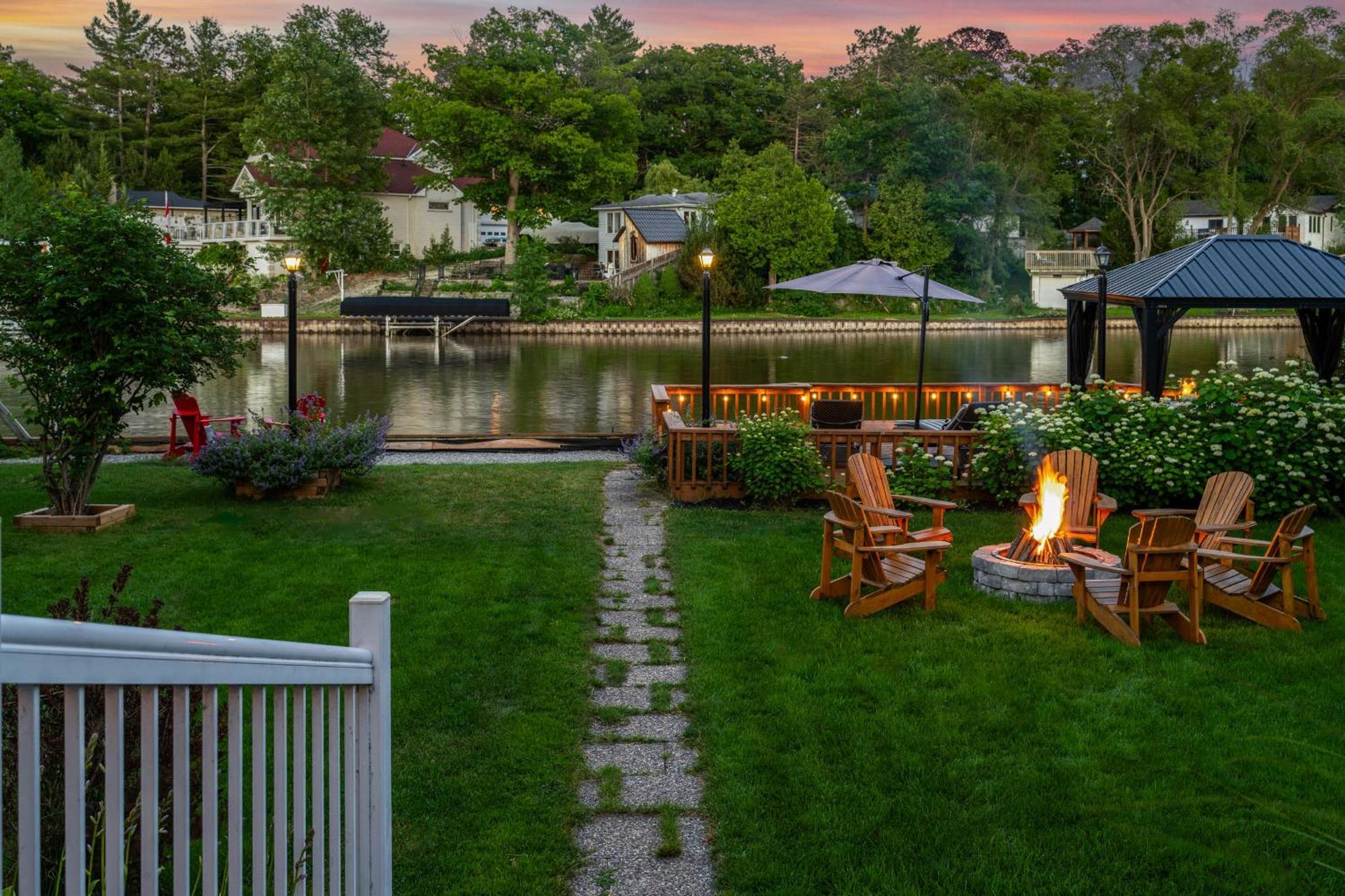 Charming Riverside Cottage, Walk To Beach Wasaga Beach Exterior photo